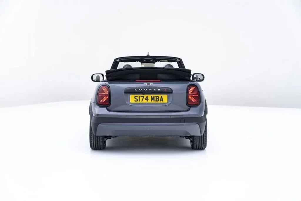 Mini Cooper Cabrio 2025 al volante 10 Motor16