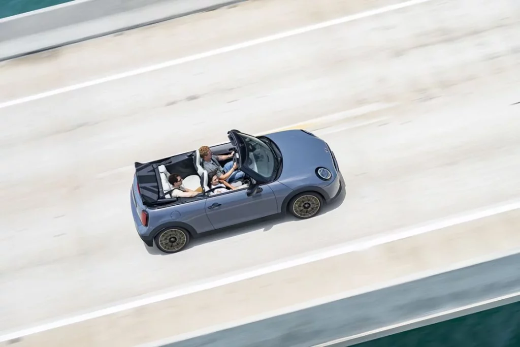 Mini Cooper Cabrio 2025 al volante 3 Motor16