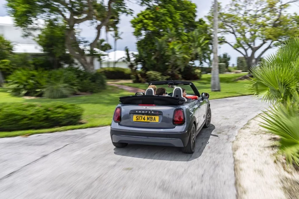 Mini Cooper Cabrio 2025 al volante 4 Motor16