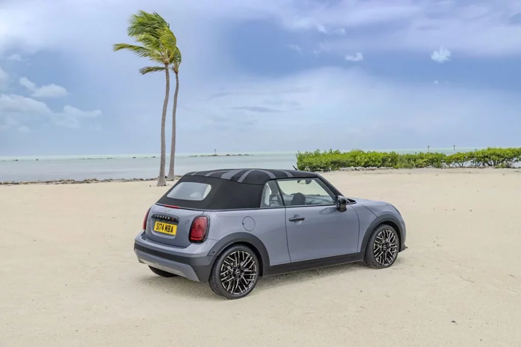 Mini Cooper Cabrio 2025 al volante 5 Motor16