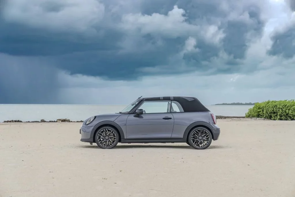 Mini Cooper Cabrio 2025 al volante 6 Motor16