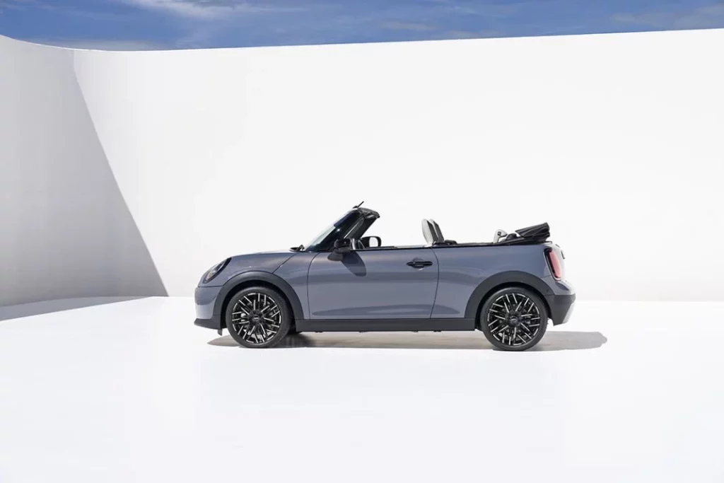 Mini Cooper Cabrio 2025 al volante