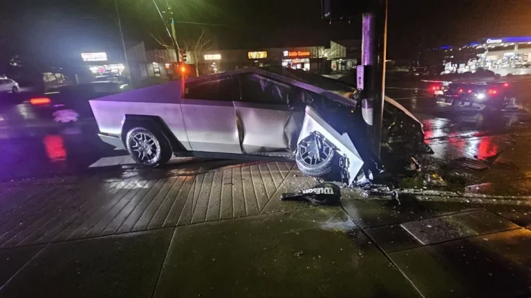 El Tesla Cybertruck se convierte en un ‘abrazafarolas’ gracias a su sistema FSD