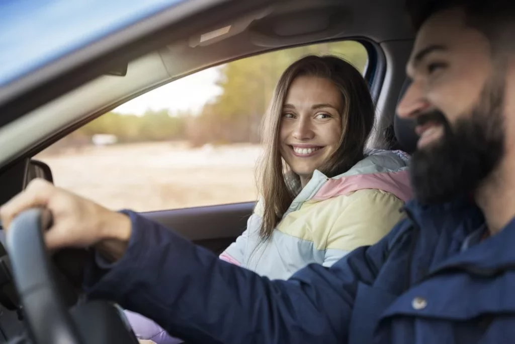 Pareja en el coche