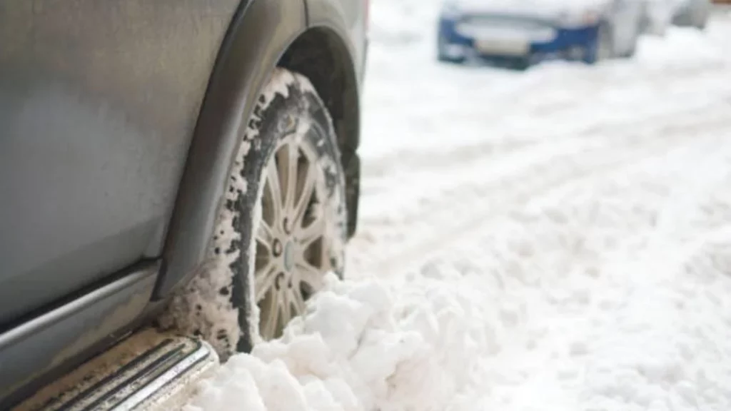 ¿Cómo sacar el coche cuando se atasca en la nieve?

Créditos: iStock 