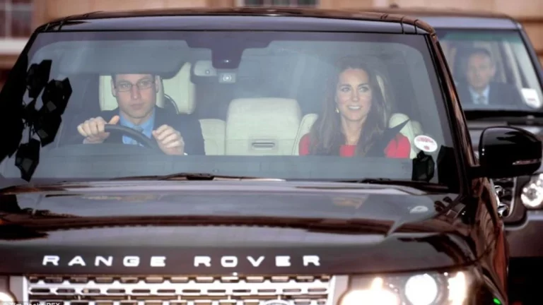 El catálogo de vehículos que escoltan el coche oficial de Kate Middleton es propio de un concesionario Land Rover