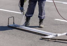 Una mujer y un bote de pintura blanca: La revolución de la seguridad vial que cumple 105 años