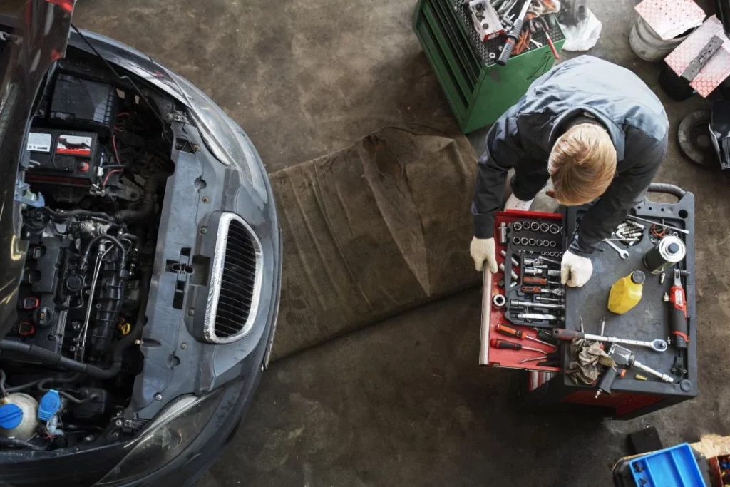 top view man repairing car Motor16