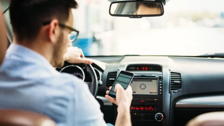 Los casos en los que usar el móvil en el coche es legal: En el Reglamento General de Circulación lo pone bien claro