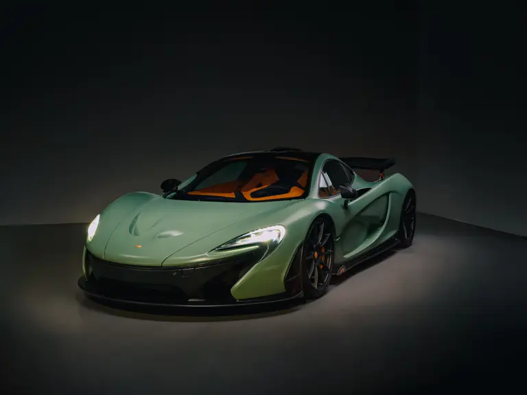 2013 McLaren P1 Matte Green. Imagen delantera.