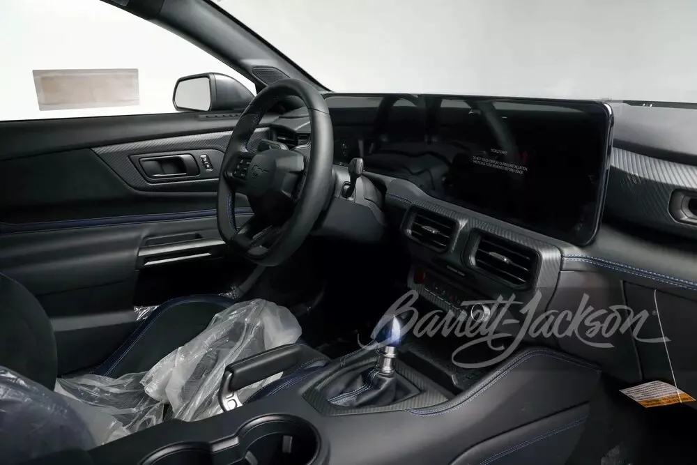 2024 Ford Mustang Dark Horse #001. Imagen interior.