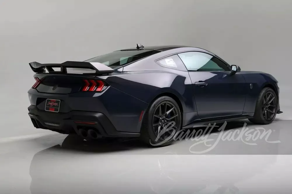 2024 Ford Mustang Dark Horse #001. Imagen trasera.