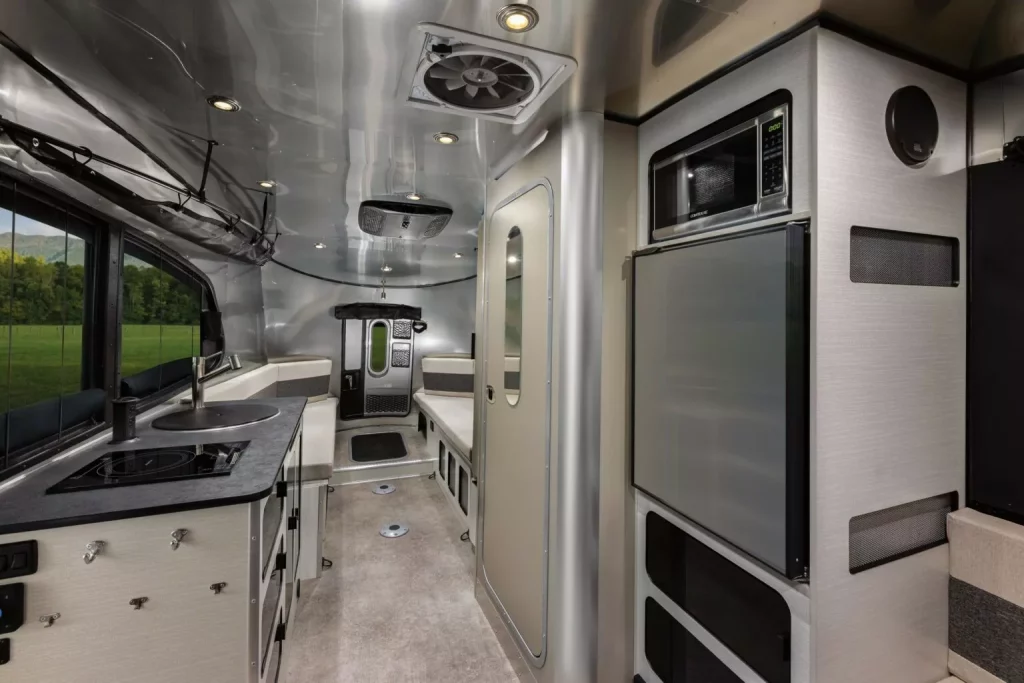 2025 Airstream Basecamp 20Xe. Imagen interior.