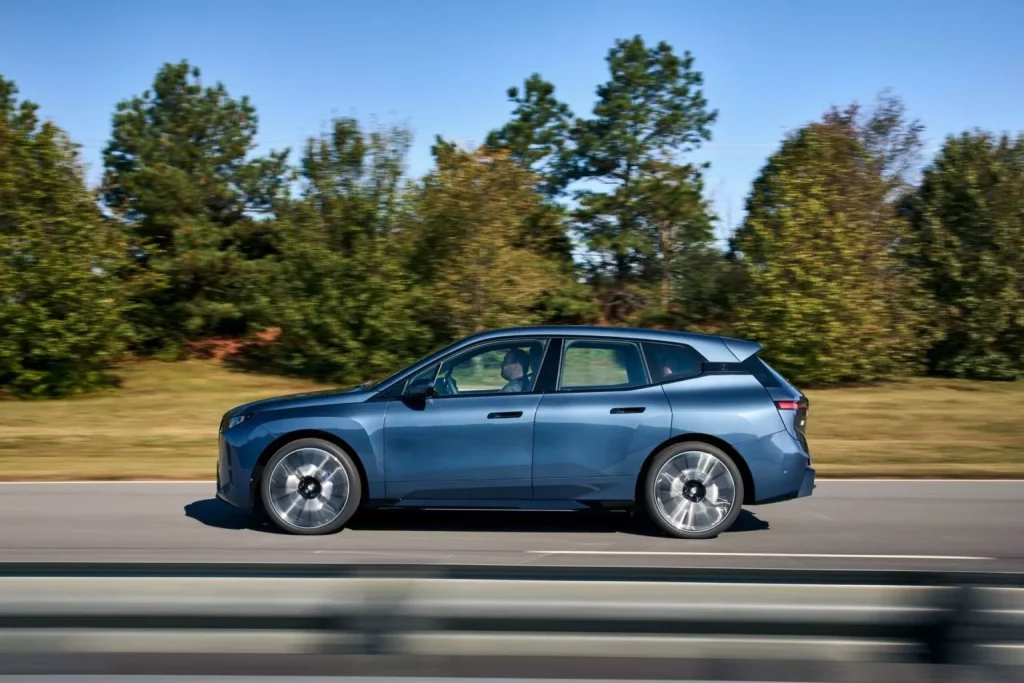 2025 BMW iX. Imagen barrido.