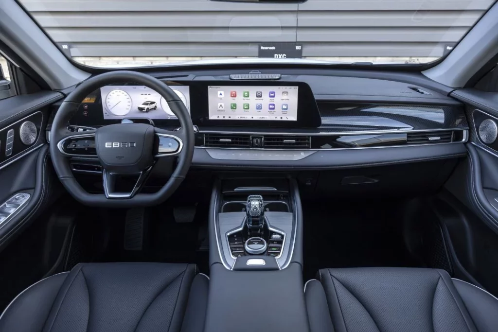 2025 EBRO s700 PHEV. Imagen interior.