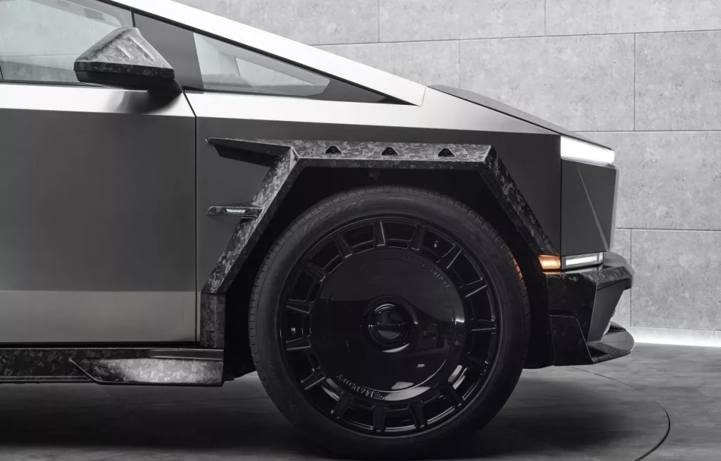 2025 Tesla Cybertruck. Mansory Elongation. Imagen llanta.