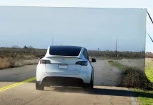 El youtuber Mark Rober ‘trolea’ a su Tesla Model Y como si fuera una escena del coyote y el correcaminos