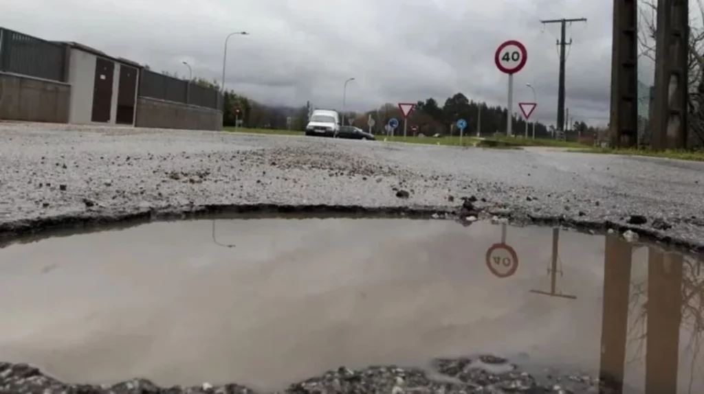 La lluvia agrava el deterioro del asfalto