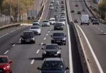 ¿Me tengo que quitar del carril izquierdo si voy a 120 km/h y viene otro coche? El Reglamento General de Circulación es claro