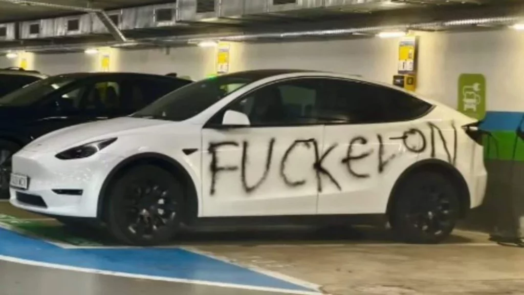 Así quedó el Tesla tras ser vandalizado