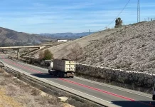 Blancas, amarillas, azules, verdes, rojas, moradas… El significado de las líneas de la carretera por su color