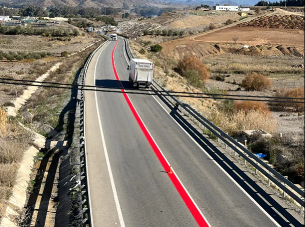 Línea roja en la carretera